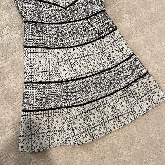 Jessica Simpson Dress - size 2 - Picture 6 of 6